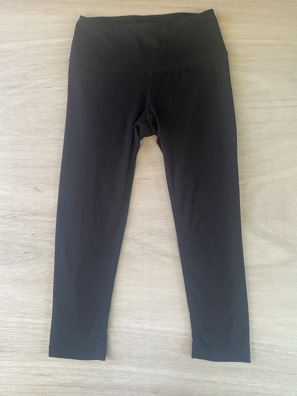 Yogaliscious Women's Cropped Black Leggings Size Small